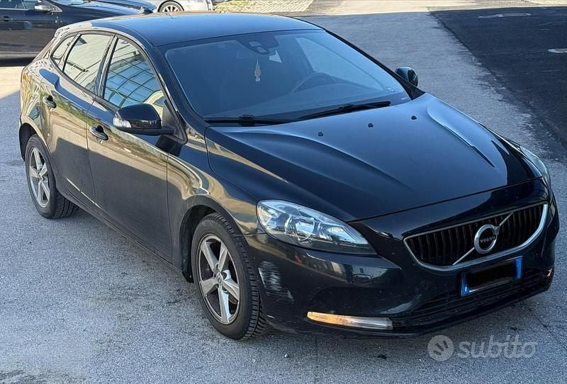 Usata Volvo V40 Momentum 119 CV (87 kW) 2017 Nero Berlina