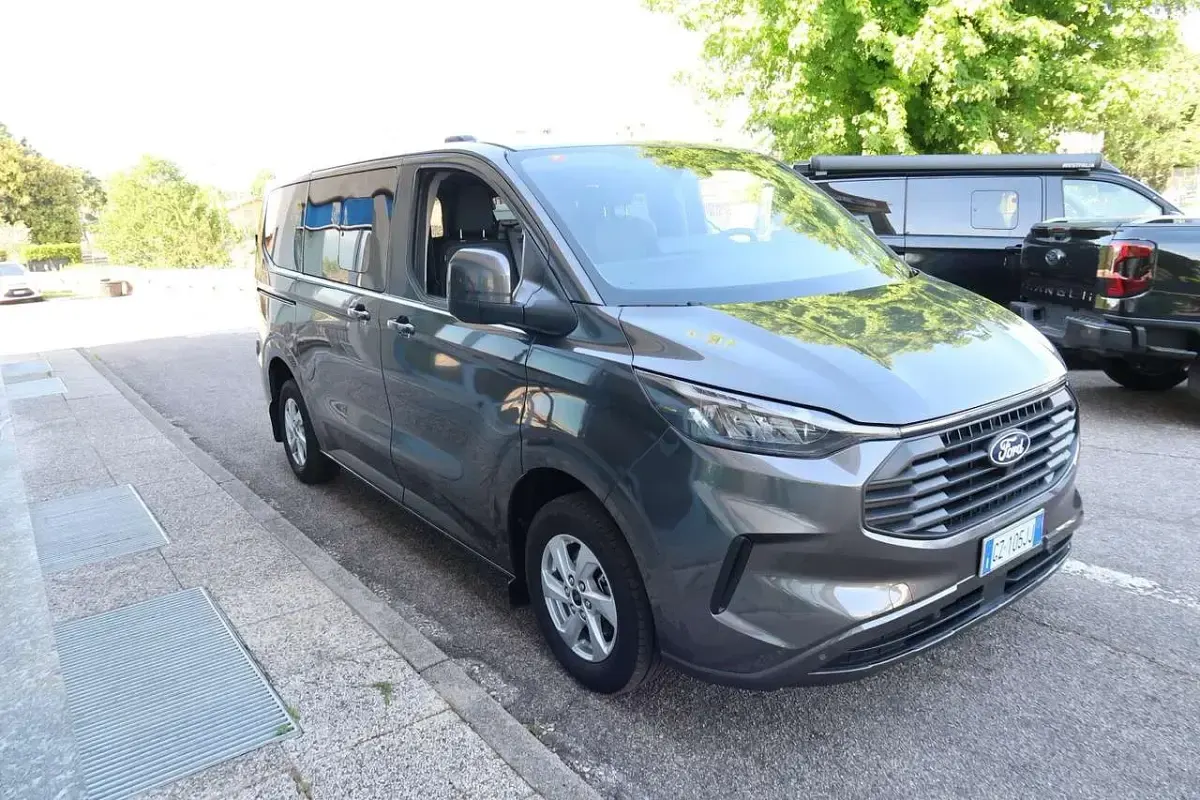 Usata Ford Tourneo Custom Titanium 136 CV (100 kW) 2025 Grigio Furgone