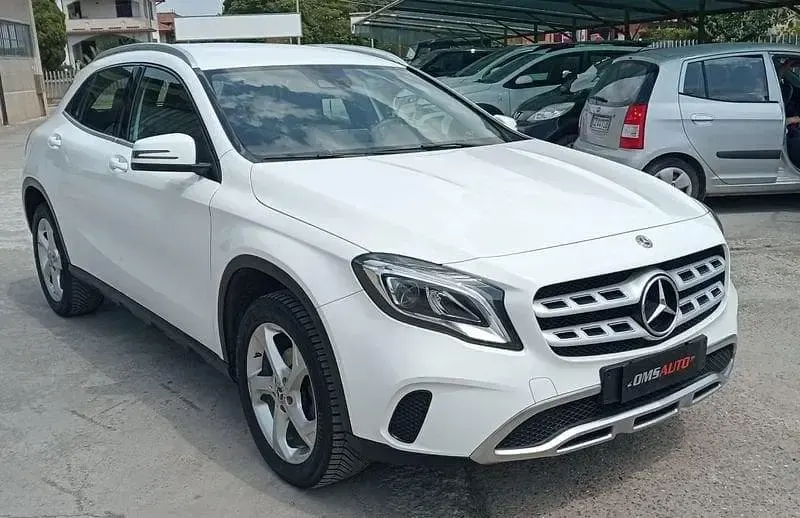 Usata Mercedes GLA180 108 CV (79 kW) 2018 Bianco SUV