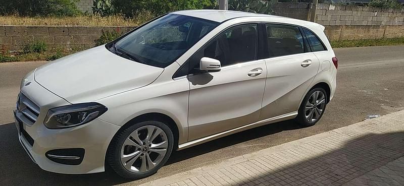 Usata Mercedes B180 109 CV (80 kW) 2019 Bianco Monovolume