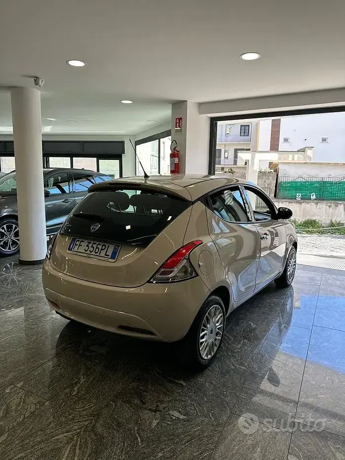 Usata Lancia Ypsilon Gold 69 CV (50 kW) 2016 Beige Utilitaria