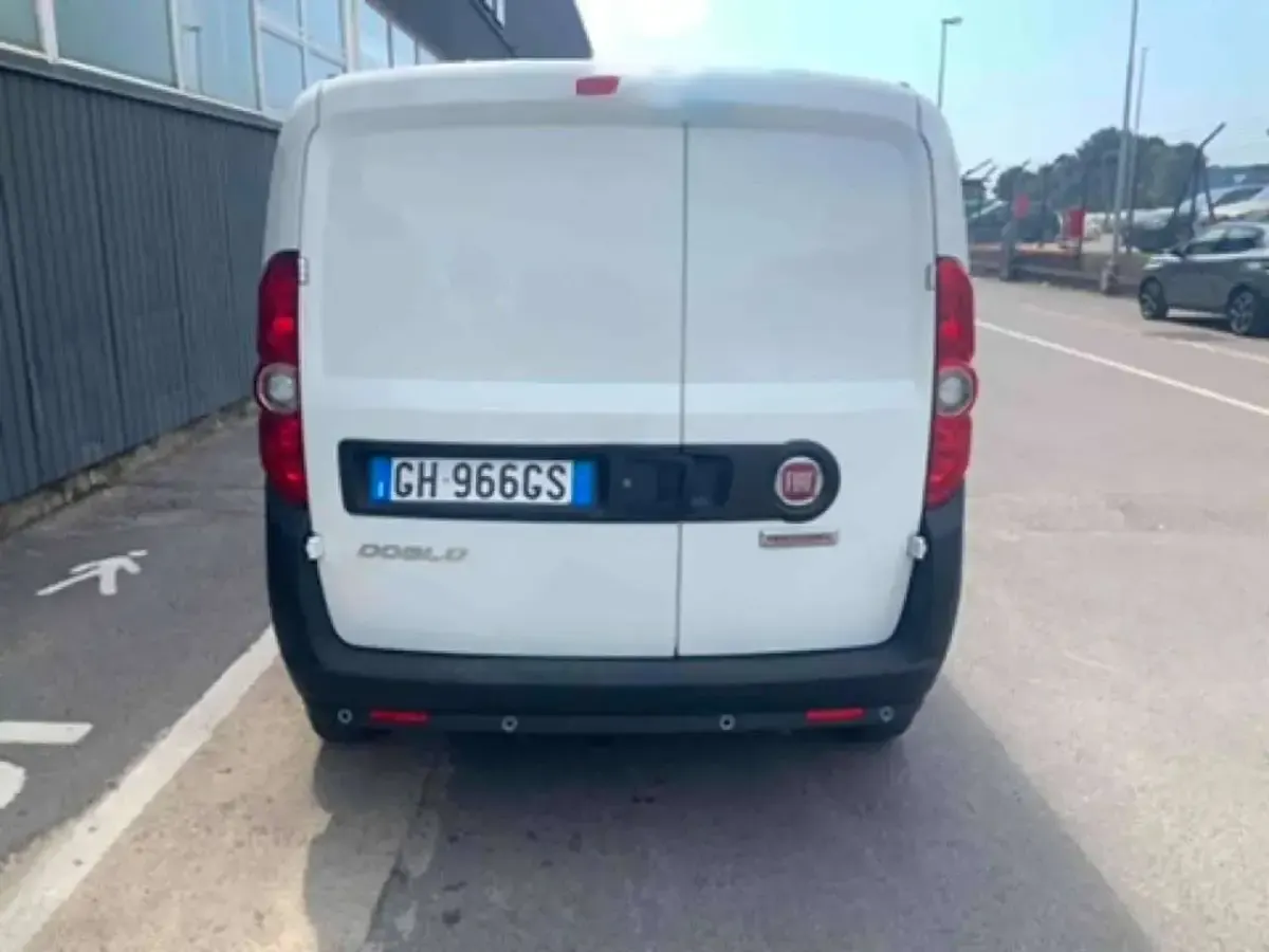 Usata Fiat Doblò 105 CV (77 kW) 2021 Bianco Monovolume