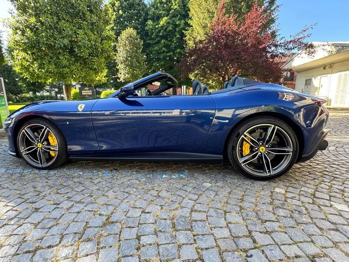 Usata Ferrari Roma 620 CV (456 kW) 2024 Blu tour de france Cabrio