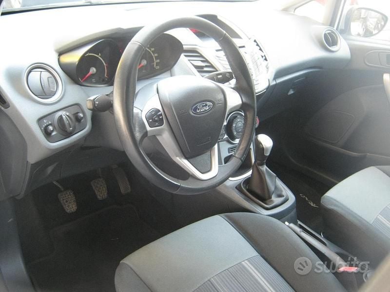 Usata Ford Fiesta 70 CV (51 kW) 2009 Bianco Utilitaria