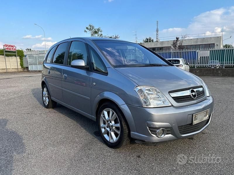Usado Opel Meriva Enjoy 101 CV (74 kW) 2008 Gris Monovolumen