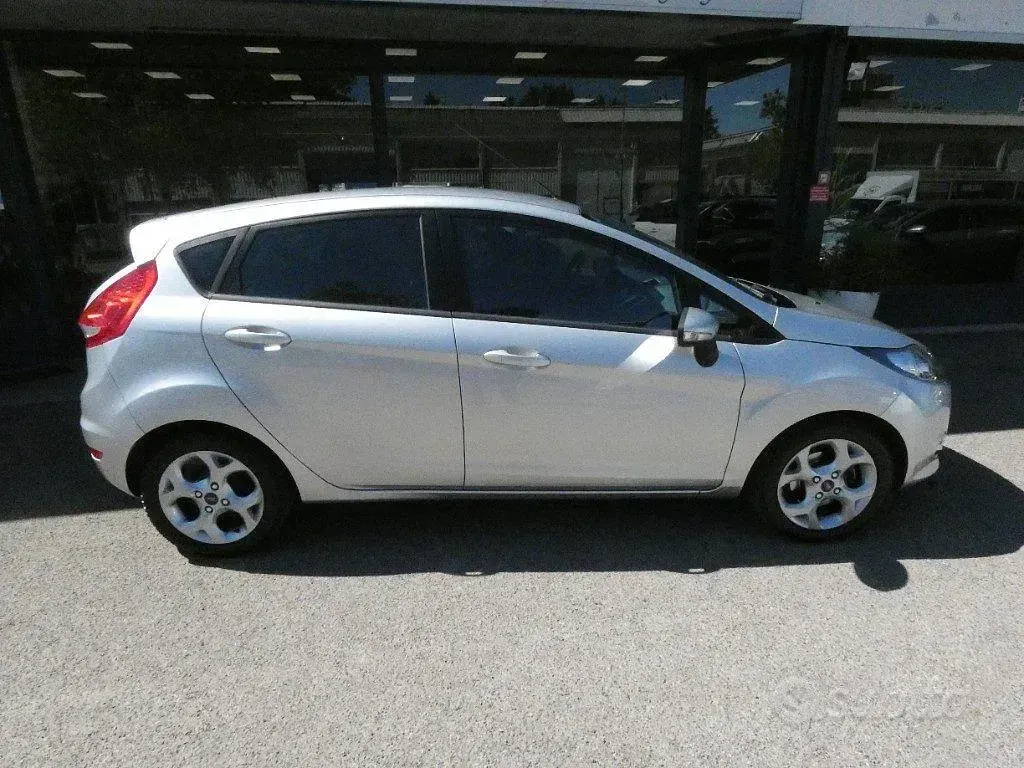 Usado Ford Fiesta 97 HP (71 kW) 2012 Cinzento Sedan