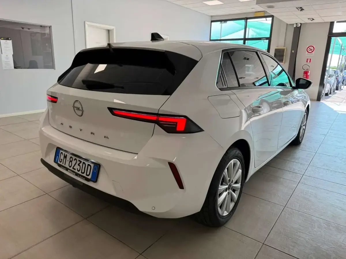 Usata Opel Astra Edition 131 CV (96 kW) 2022 Bianco Utilitaria