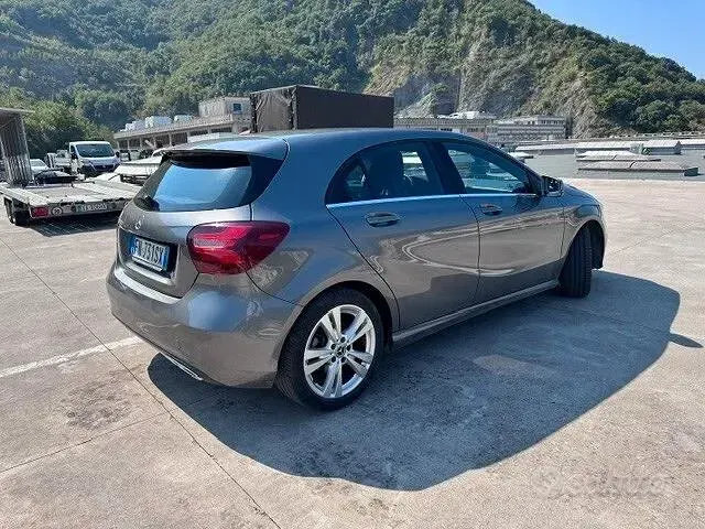 Usata Mercedes A180 109 CV (80 kW) 2018 Grigio Berlina
