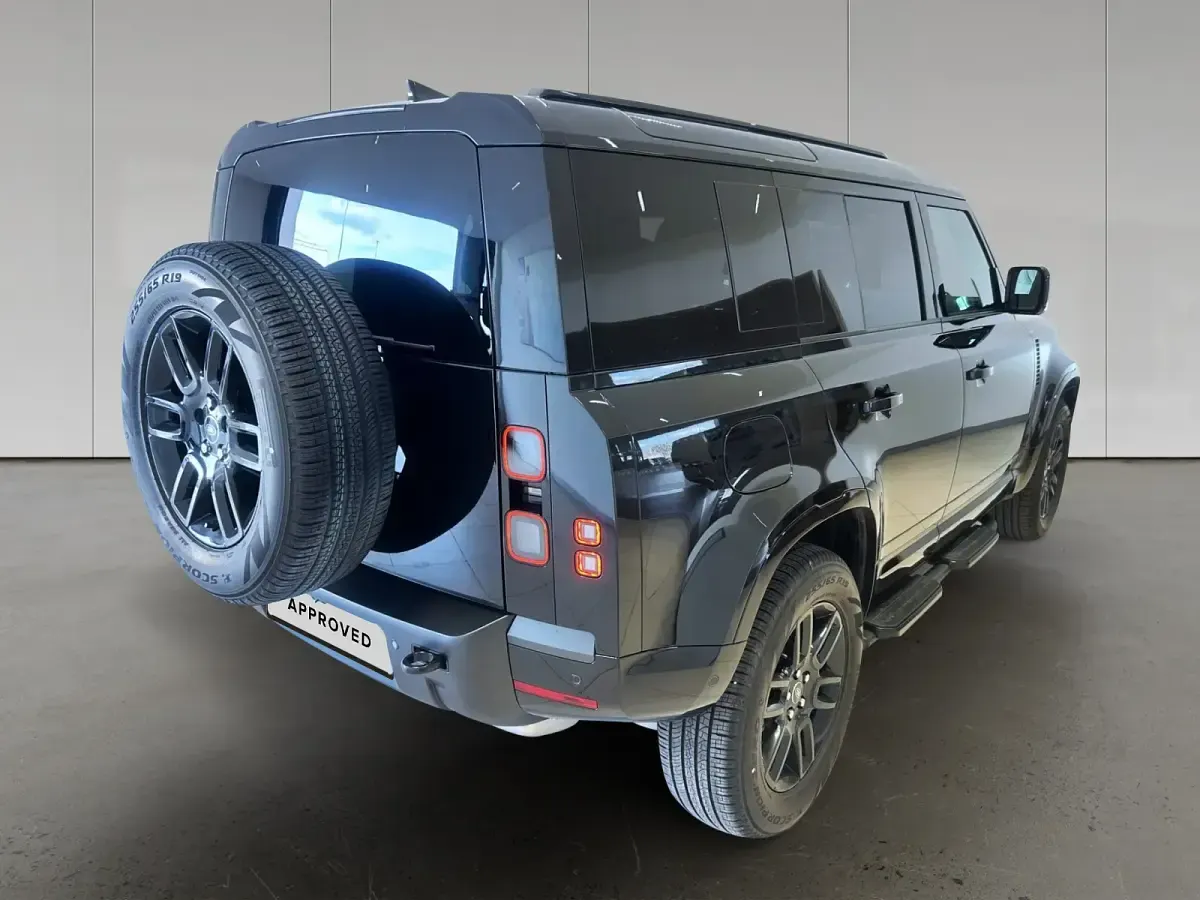 Usata Land Rover Defender SE Dynamic 200 CV (147 kW) 2026 Santorini black SUV