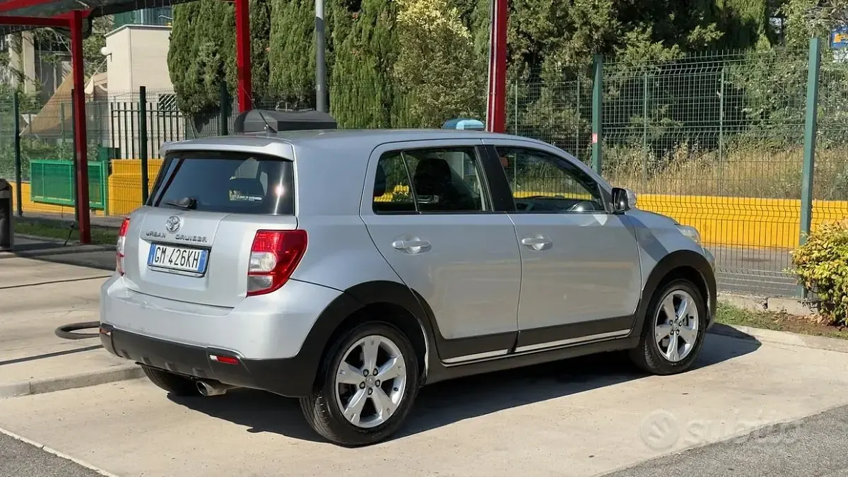 Usata Toyota Urban Cruiser Luxury 100 CV (73 kW) 2010 Grigio Utilitaria
