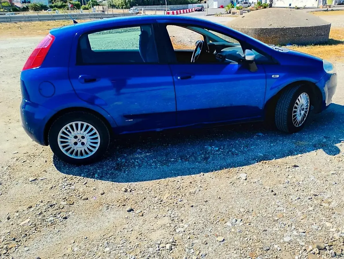 Usata Fiat Grande Punto 75 CV (55 kW) 2007 Bluazzurro Utilitaria