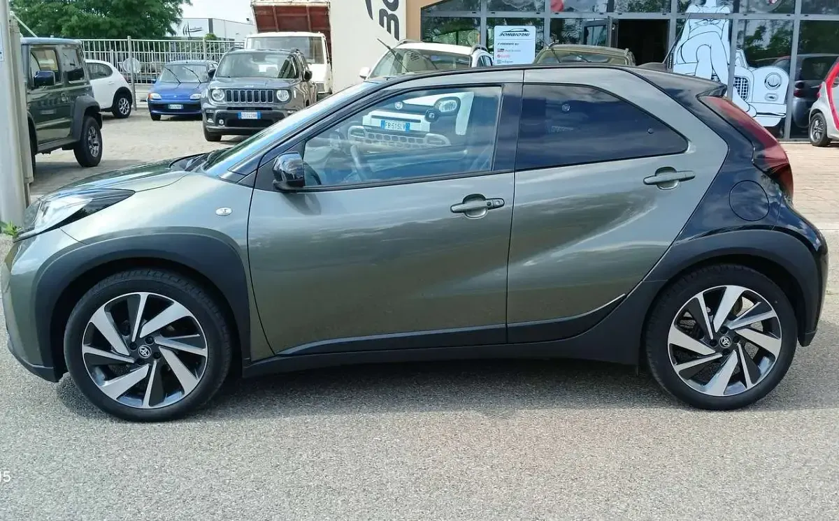 Usata Toyota Aygo X 72 CV (52 kW) 2022 Vernice metallizzata SUV