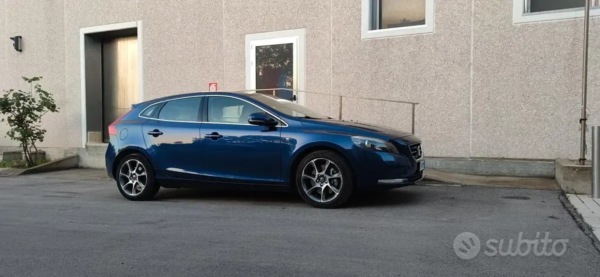 Usata Volvo V40 150 CV (110 kW) 2016 Blu Berlina