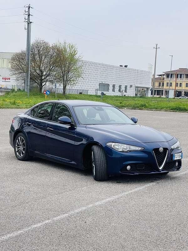 Usata Alfa Romeo Giulia Super 150 CV (110 kW) 2017 Blu/azzurro Berlina