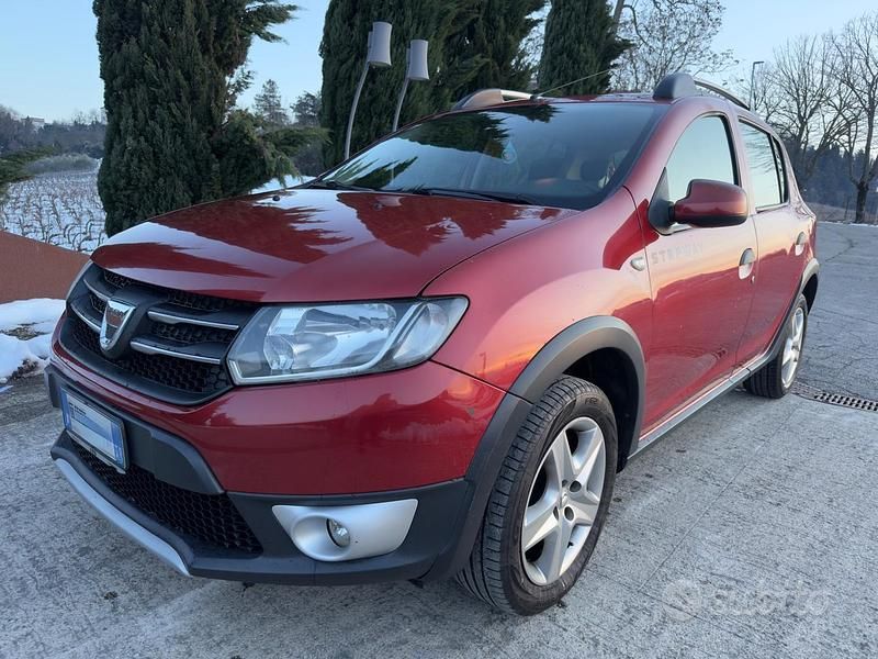 Rosso Usata 2014 Dacia Sandero Prestige Tre volumi | 3900 € (Buon prezzo) - Immagine 1/4