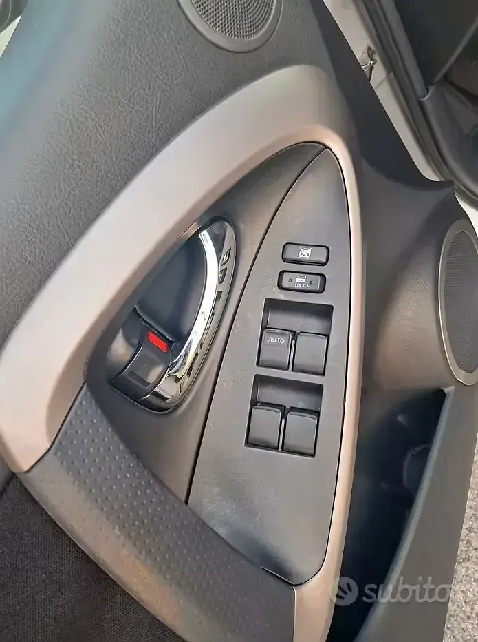 Usata Toyota RAV4 Sol 136 CV (100 kW) 2006 Grigio SUV