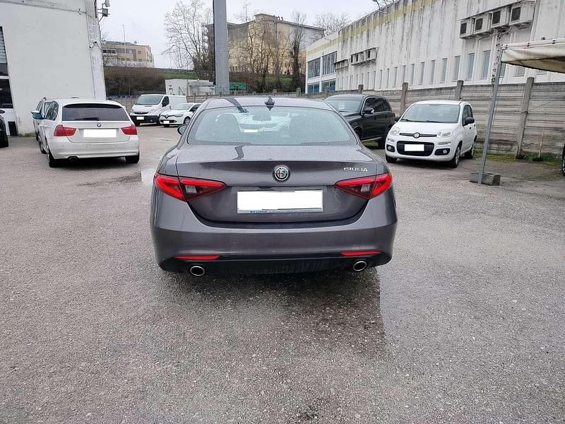 Usata Alfa Romeo Giulia Super 179 CV (131 kW) 2017 Grigio Berlina