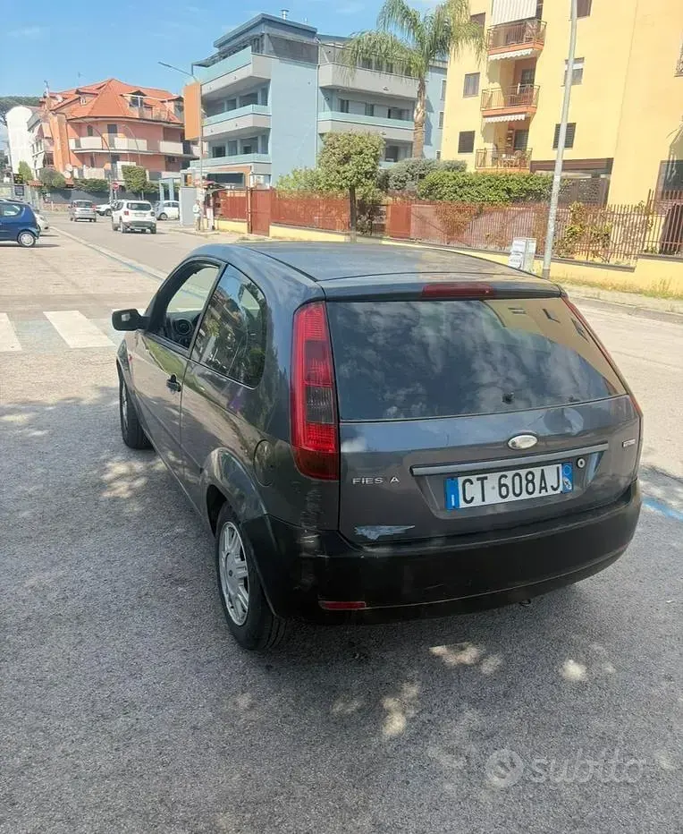 Usata Ford Fiesta 68 CV (50 kW) 2005 Bluazzurro Utilitaria