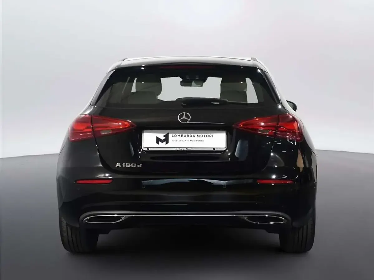 Usata Mercedes A180 AMG Line Premium Plus 116 CV (85 kW) 2023 Nero metallizzato Berlina