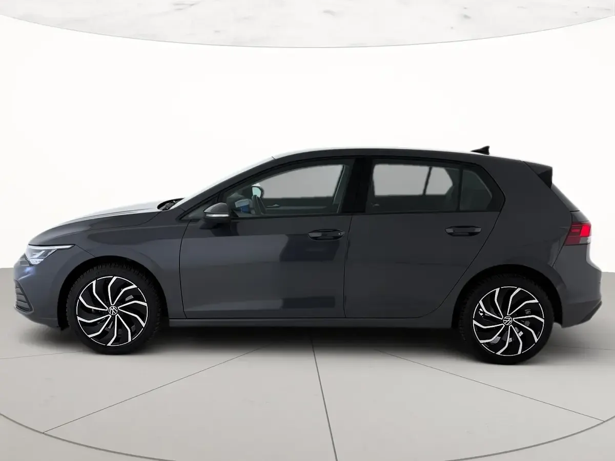 Usata VW Golf VIII Life 110 CV (80 kW) 2023 Dolphin grey metallizzato Berlina