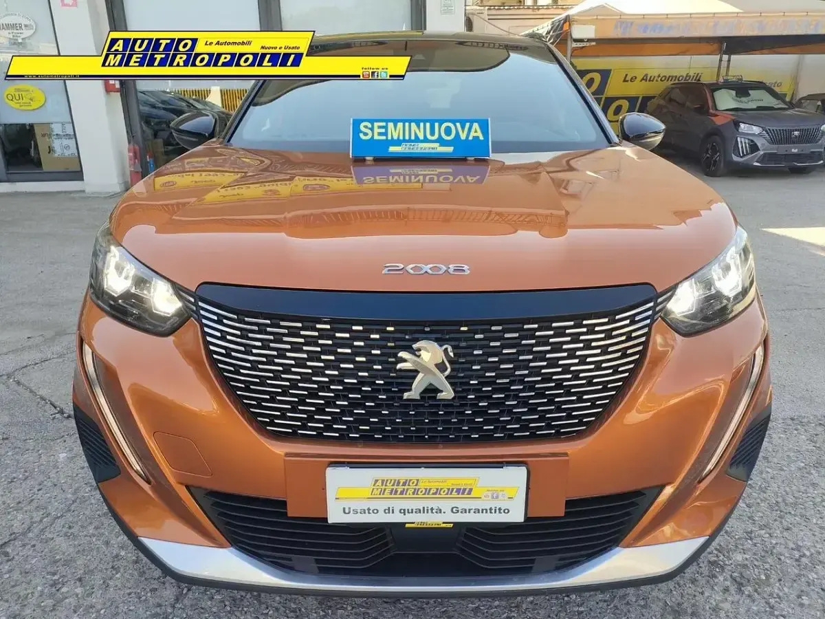 Usata Peugeot 2008 Allure 101 CV (74 kW) 2023 Oro SUV
