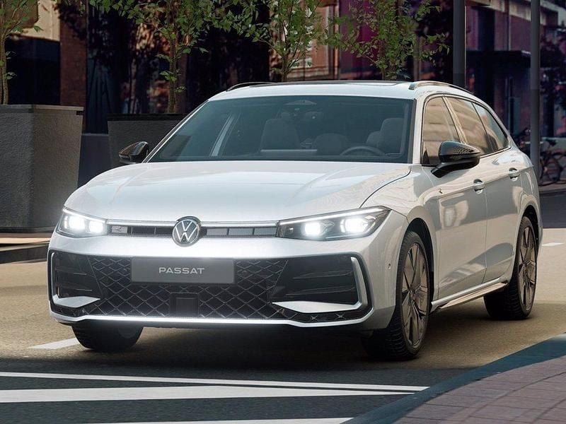 Dolomite silver metallizzato Nuova 2025 VW Passat R-line Station wagon | 46.400 € (Ottimo prezzo) - Immagine 1/4
