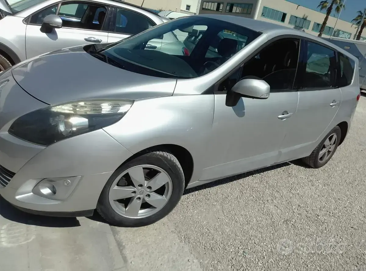 Usata Renault Scénic III 130 CV (95 kW) 2012 Grigio Monovolume
