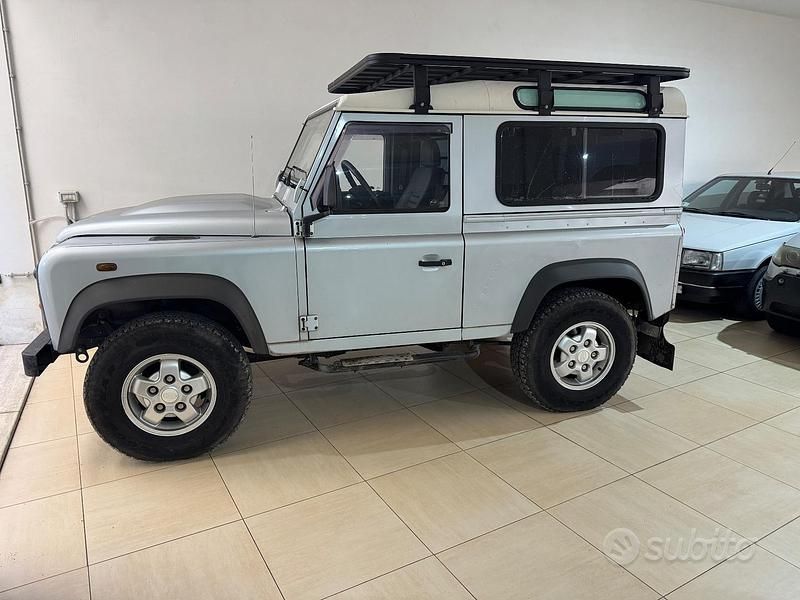 Usata Land Rover Defender SE 122 CV (89 kW) 2010 Grigio Station wagon
