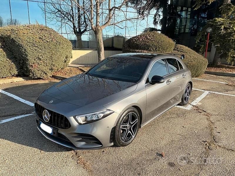 Grigio Usata 2021 Mercedes A180 AMG line Tre volumi | 28.900 € (Buon prezzo) - Immagine 1/4