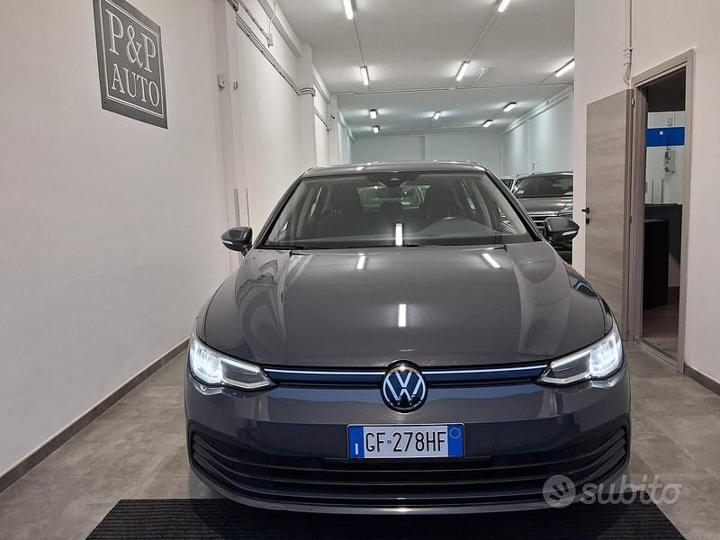 Grigio Usata 2021 VW Golf VIII Style Tre volumi | 16.900 € (Buon prezzo) - Immagine 1/4