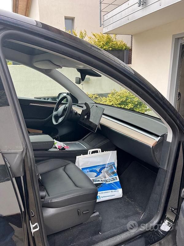 Nero Usata 2023 Tesla Model Y SUV | 30.000 € (Ottimo prezzo) - Immagine 1/4