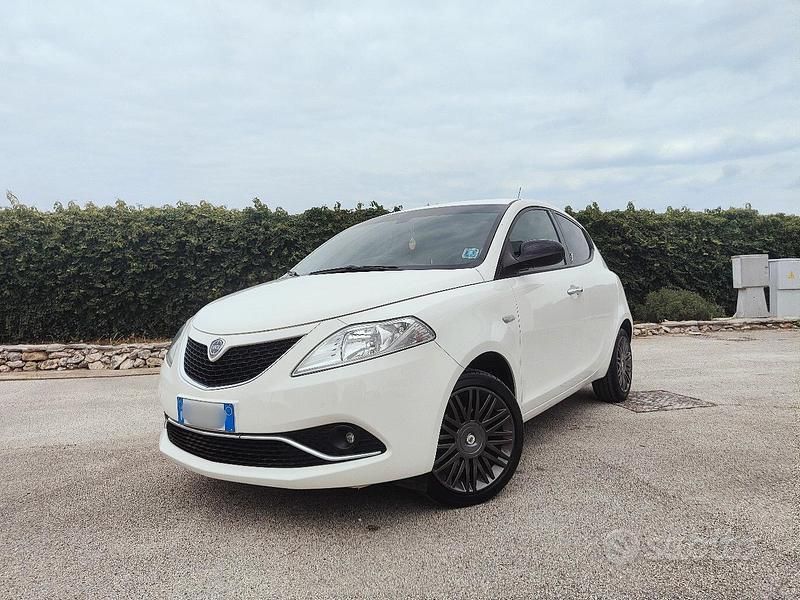 Usata Lancia Ypsilon Gold 69 CV (50 kW) 2018 Bianco Utilitaria