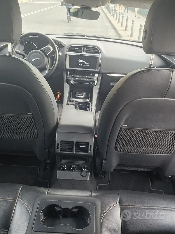 Usata Jaguar F-Pace Prestige 180 CV (132 kW) 2019 Nero SUV