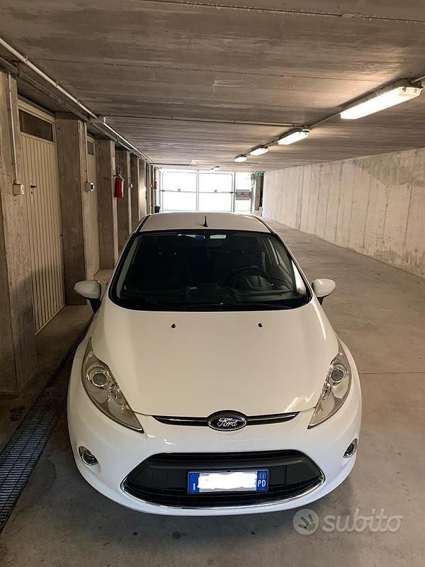Bianco Usata 2012 Ford Fiesta Titanium Tre volumi | 5400 € (Cara) - Immagine 1/4