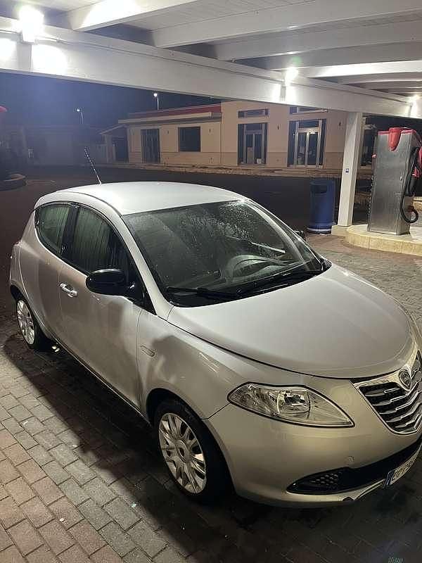 Usado Lancia Ypsilon Silver 69 HP (50 kW) 2012 Citadino