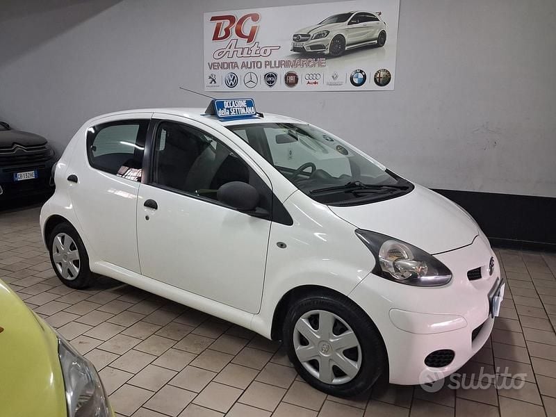 Bianco Usata 2012 Toyota Aygo Due volumi | 3500 € (Buon prezzo) - Immagine 1/4