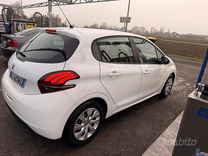 Usata Peugeot 208 68 CV (50 kW) 2015 Bianco Utilitaria