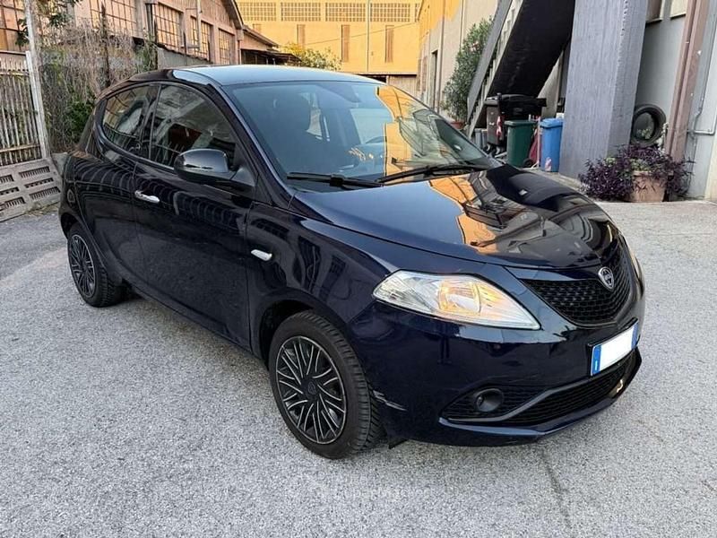 Blu metallizzato Usata 2021 Lancia Ypsilon Gold Due volumi | 8900 € (Ottimo prezzo) - Immagine 1/4