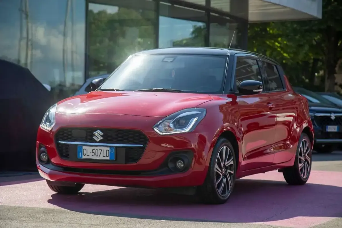 Usata Suzuki Swift 83 CV (61 kW) 2023 Rosso Utilitaria