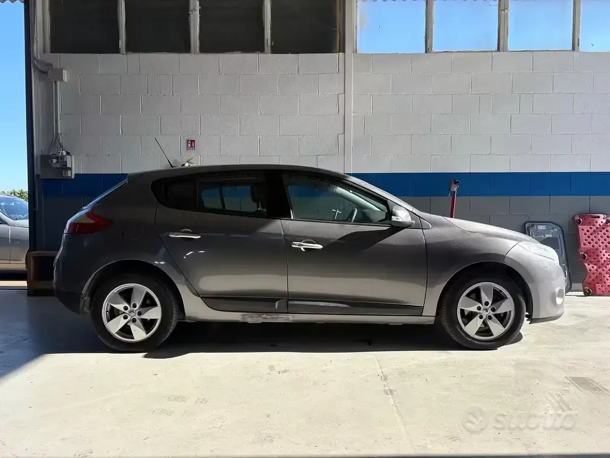 Usata Renault Mégane III Dynamique 110 CV (80 kW) 2010 Marrone Berlina
