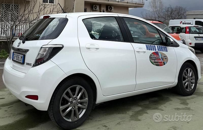 Usata Toyota Yaris 70 CV (51 kW) 2014 Bianco Utilitaria