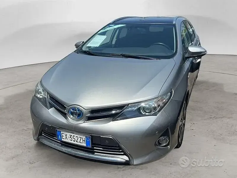 Usata Toyota Auris Hybrid Lounge 135 CV (99 kW) 2015 Grigio Station wagon