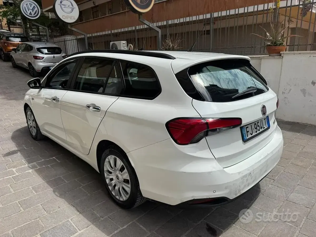 Usata Fiat Tipo Easy 120 CV (88 kW) 2017 Bianco Station wagon