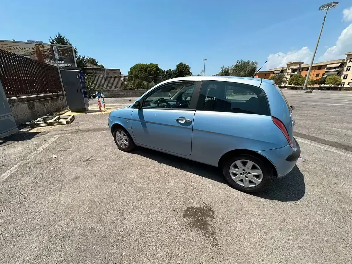 Usata Lancia Ypsilon 69 CV (50 kW) 2004 Bluazzurro Utilitaria