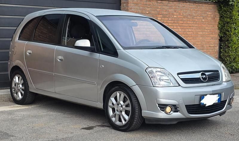 Usata Opel Meriva 104 CV (76 kW) 2008 Argento Monovolume