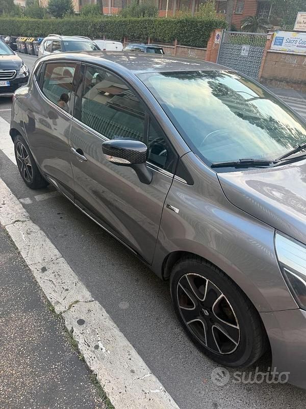 Usado Renault Clio IV 120 CV (88 kW) 2016 Gris Utilitario