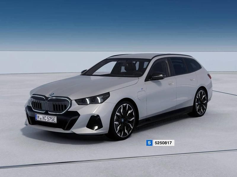 Brooklyn grey Nuova 2025 BMW 530e M Sport Station wagon | 81.427 € (Buon prezzo) - Immagine 1/4
