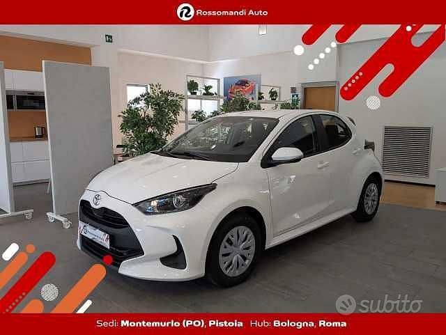 Grigio Nuova 2025 Toyota Yaris Active Tre volumi | 13.980 € - Immagine 1/4