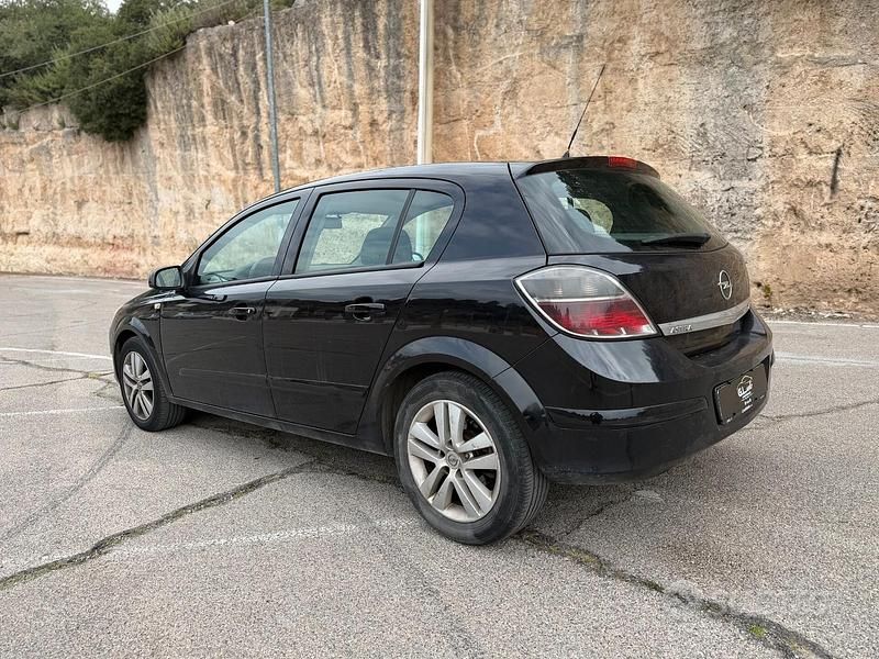 Usata Opel Astra Cosmo 101 CV (74 kW) 2008 Nero Berlina