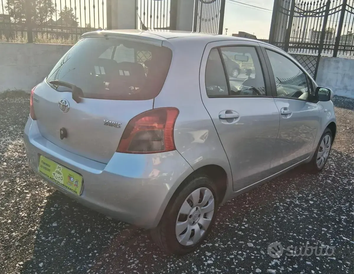 Usata Toyota Yaris 69 CV (50 kW) 2009 Grigio Utilitaria